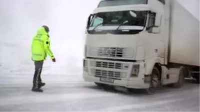 Sertavul Geçidi'nde kar yağışı nedeniyle ulaşım kontrollü sağlanıyor