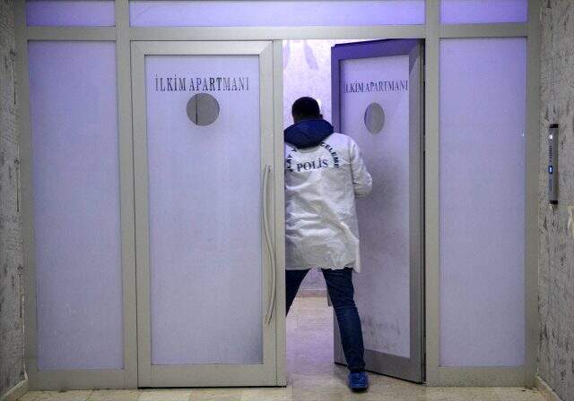 Tartışan ebeveynlerini ayırmak isterken babasını silahla vurarak öldürdü