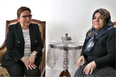 Ticaret Bakanı Pekcan depremde enkazdan kurtarılan Azize Çelik'i ziyaret etti Ticaret Bakanı Pekcan depremde enkazdan kurtarılan Azize Çelik'i ziyaret etti