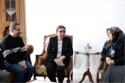 Ticaret Bakanı Pekcan depremde enkazdan kurtarılan Azize Çelik'i ziyaret etti Ticaret Bakanı Pekcan depremde enkazdan kurtarılan Azize Çelik'i ziyaret etti