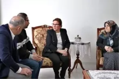 Ticaret Bakanı Pekcan depremde enkazdan kurtarılan Azize Çelik'i ziyaret etti Ticaret Bakanı Pekcan depremde enkazdan kurtarılan Azize Çelik'i ziyaret etti