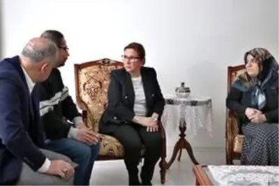 Ticaret Bakanı Pekcan depremde enkazdan kurtarılan Azize Çelik'i ziyaret etti Ticaret Bakanı Pekcan depremde enkazdan kurtarılan Azize Çelik'i ziyaret etti