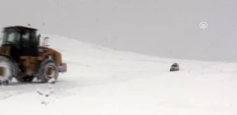 Yolu kardan ulaşıma kapanan köydeki hasta çocuğun imdadına ekipler yetişti