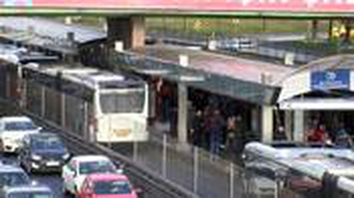 Zeytinburnu'nda durakta araç bekleyen yolcuya metrobüs çarptı