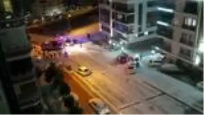 Buzda kayan ambulans itfaiye aracına çarptı Buzda kayan ambulans itfaiye aracına çarptı