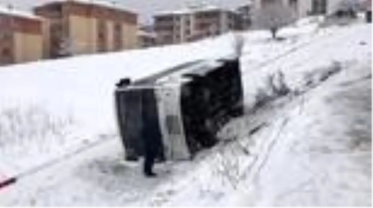 Buzlanan yolda kayan işçi servisi devrildi