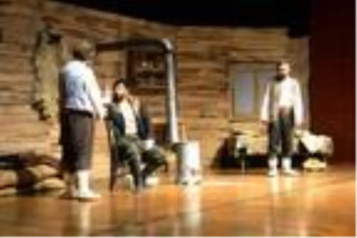 Depremzedeler için sahne aldılar