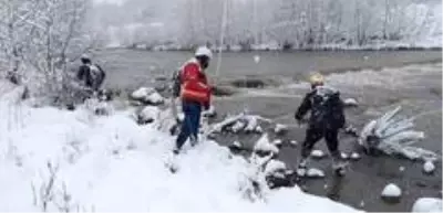 Dereye yuvarlanan kepçenin operatörü 1 metre karda aranıyor Dereye yuvarlanan kepçenin operatörü 1 metre karda aranıyor