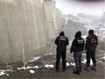 Dereye yuvarlanan kepçenin operatörü 1 metre karda aranıyor Dereye yuvarlanan kepçenin operatörü 1 metre karda aranıyor
