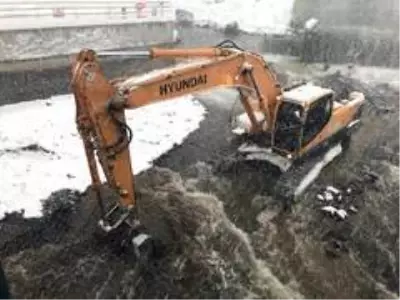 Dereye yuvarlanan kepçenin operatörü 1 metre karda aranıyor Dereye yuvarlanan kepçenin operatörü 1 metre karda aranıyor