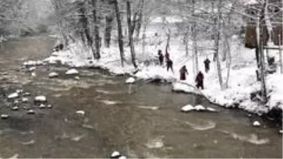 Dereye yuvarlanan kepçenin operatörü 1 metre karda aranıyor Dereye yuvarlanan kepçenin operatörü 1 metre karda aranıyor