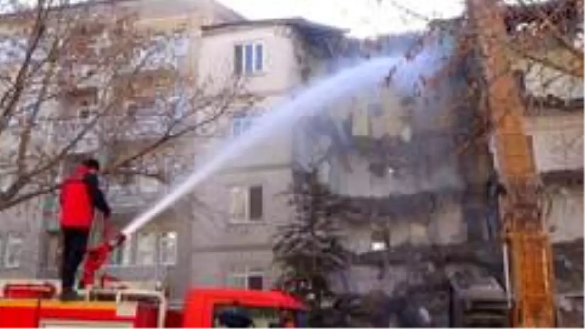 Elazığ'da acil yıkım kararı verilen binalar tek tek yıkılıyor