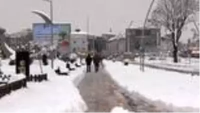 Kar yağışı nedeniyle 6 ilde 607 köy ve mahalle yolu ulaşıma kapandı Kar yağışı nedeniyle 6 ilde 607 köy ve mahalle yolu ulaşıma kapandı