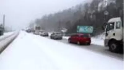 Kar yağışı ulaşımda aksamalara yol açtı