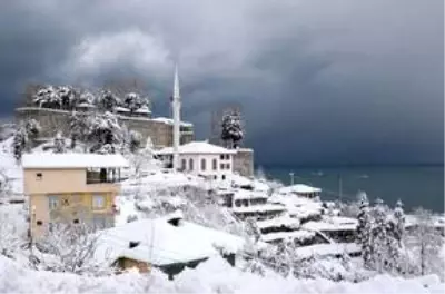 Karadeniz'de kar yağışı etkili oluyor Karadeniz'de kar yağışı etkili oluyor