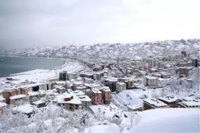 Karadeniz'de kar yağışı etkili oluyor Karadeniz'de kar yağışı etkili oluyor