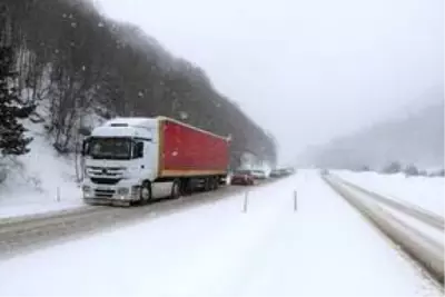 Kastamonu'da kar yağışı ulaşımda aksamalara yol açtı