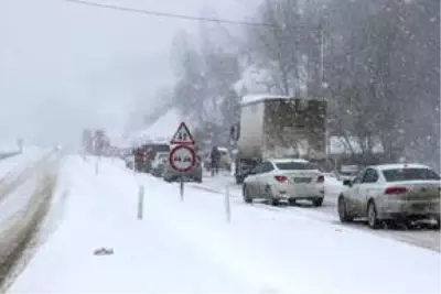 Kastamonu'da kar yağışı ulaşımda aksamalara yol açtı