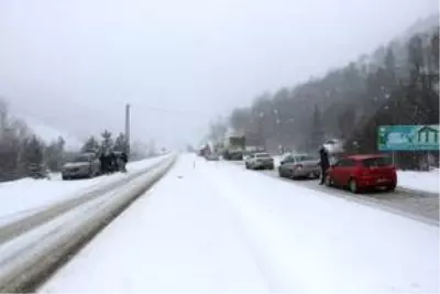 Kastamonu'da kar yağışı ulaşımda aksamalara yol açtı