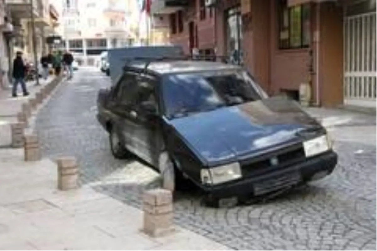 (Özel) Alkollü sürücüyü beton duba durdurdu