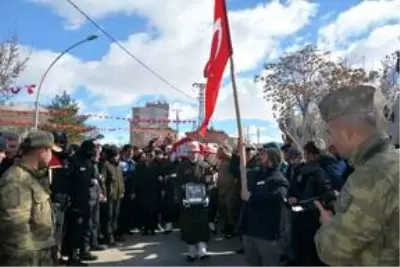 Şehit Uzman Onbaşı Ceyhun Taş, son yolculuğuna uğurlandı Şehit Uzman Onbaşı Ceyhun Taş, son yolculuğuna uğurlandı