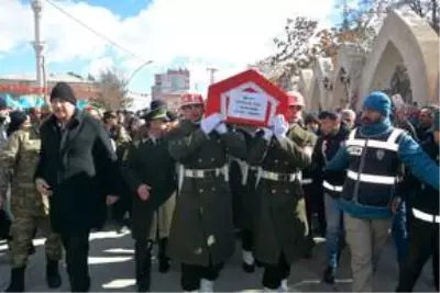 Şehit Uzman Onbaşı Ceyhun Taş, son yolculuğuna uğurlandı Şehit Uzman Onbaşı Ceyhun Taş, son yolculuğuna uğurlandı