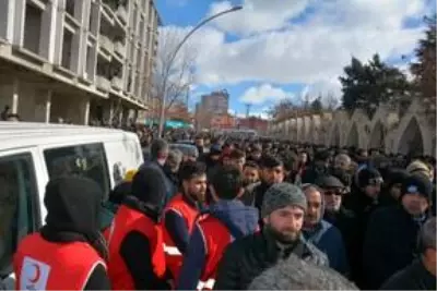 Şehit Uzman Onbaşı Ceyhun Taş, son yolculuğuna uğurlandı Şehit Uzman Onbaşı Ceyhun Taş, son yolculuğuna uğurlandı