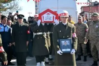 Şehit Uzman Onbaşı Ceyhun Taş, son yolculuğuna uğurlandı Şehit Uzman Onbaşı Ceyhun Taş, son yolculuğuna uğurlandı