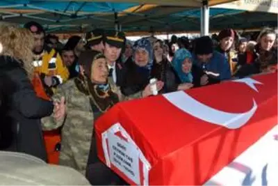 Şehit Uzman Onbaşı Ceyhun Taş, son yolculuğuna uğurlandı Şehit Uzman Onbaşı Ceyhun Taş, son yolculuğuna uğurlandı