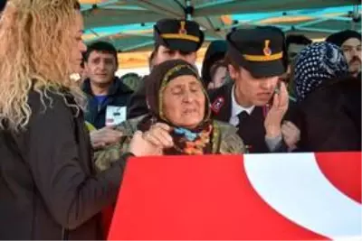 Şehit Uzman Onbaşı Ceyhun Taş, son yolculuğuna uğurlandı Şehit Uzman Onbaşı Ceyhun Taş, son yolculuğuna uğurlandı