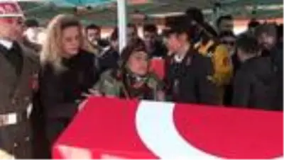 Şehit Uzman Onbaşı Ceyhun Taş, son yolculuğuna uğurlandı Şehit Uzman Onbaşı Ceyhun Taş, son yolculuğuna uğurlandı