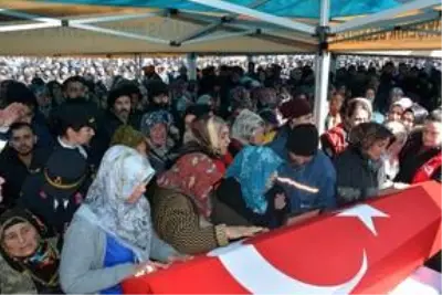 Şehit Uzman Onbaşı Ceyhun Taş, son yolculuğuna uğurlandı Şehit Uzman Onbaşı Ceyhun Taş, son yolculuğuna uğurlandı