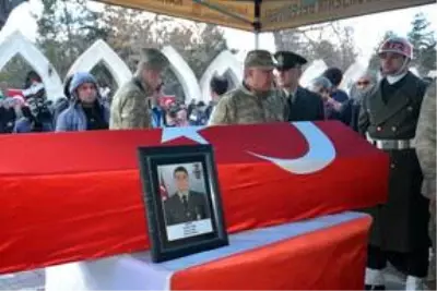 Şehit Uzman Onbaşı Ceyhun Taş, son yolculuğuna uğurlandı Şehit Uzman Onbaşı Ceyhun Taş, son yolculuğuna uğurlandı