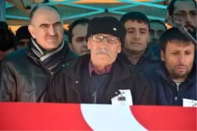 Şehit Uzman Onbaşı Ceyhun Taş, son yolculuğuna uğurlandı Şehit Uzman Onbaşı Ceyhun Taş, son yolculuğuna uğurlandı
