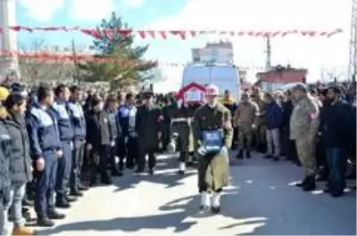 Şehit uzman onbaşıyı binler uğurladı Şehit uzman onbaşıyı binler uğurladı