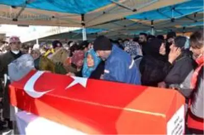 Şehit uzman onbaşıyı binler uğurladı Şehit uzman onbaşıyı binler uğurladı