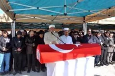 Şehit uzman onbaşıyı binler uğurladı Şehit uzman onbaşıyı binler uğurladı