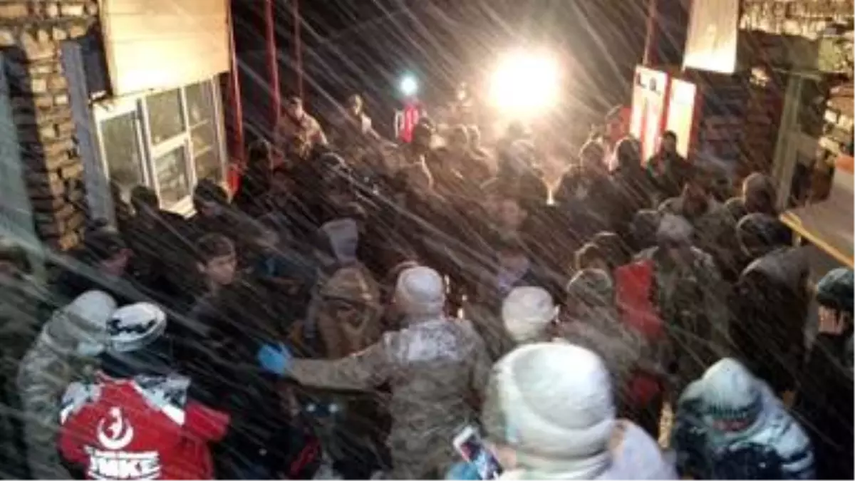 Van Gölü kıyısında donma tehlikesi geçiren göçmenler hastaneye kaldırıldı