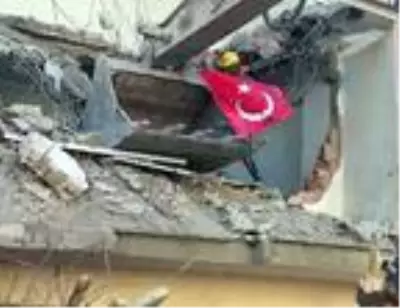 Yıkımda işçinin bayrak hassasiyeti duygulandırdı Yıkımda işçinin bayrak hassasiyeti duygulandırdı
