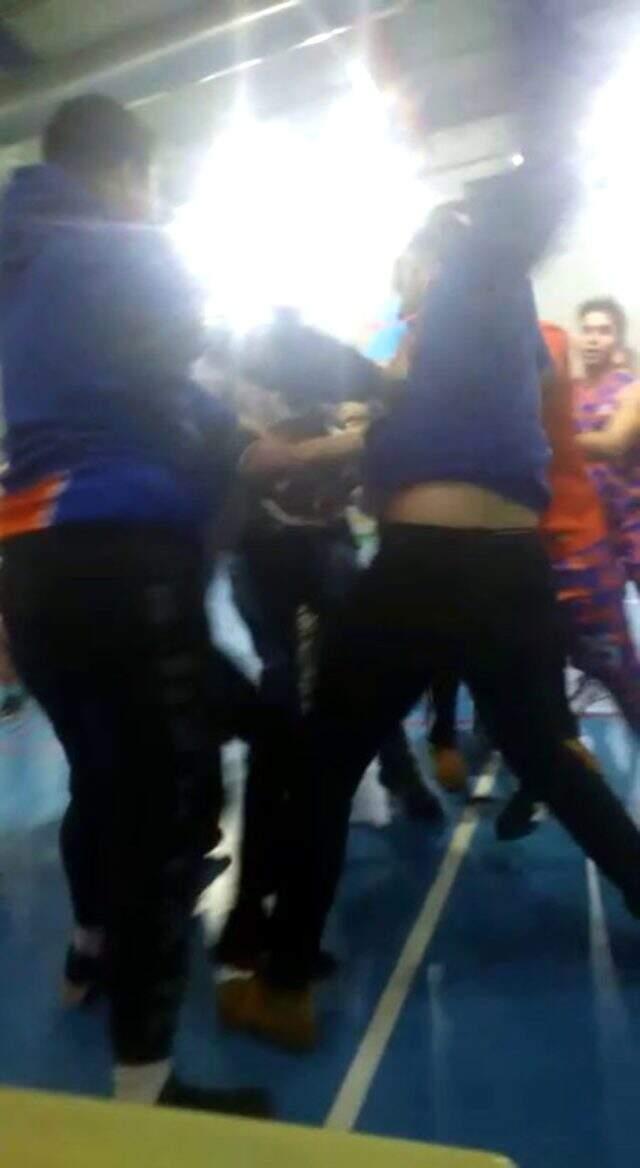 Basketbol maçında antrenör ve oyuncuları, hakeme saldırdı