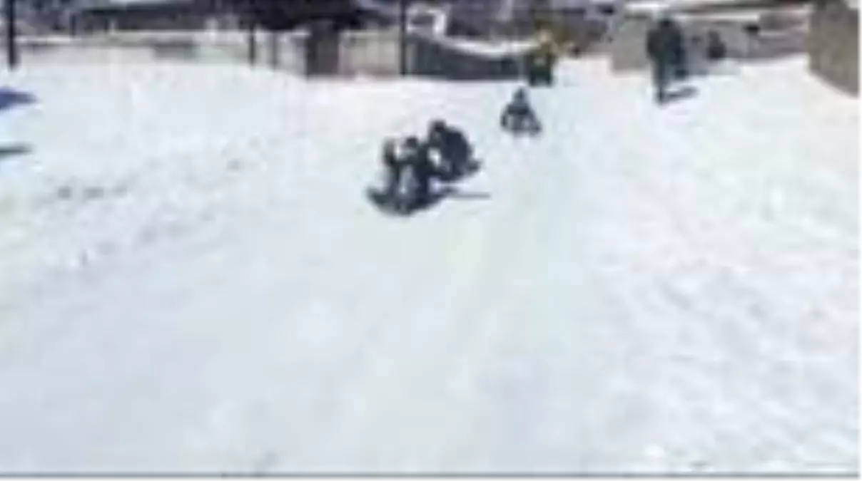 Çocuklar fırın tepsileriyle kayarak eğlendi