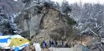 Niksar Belediyesi: Dağdan kopan kayalar ahırın üzerine düştü, çok sayıda hayvan telef oldu Niksar Belediyesi: Dağdan kopan kayalar ahırın üzerine düştü, çok sayıda hayvan telef oldu