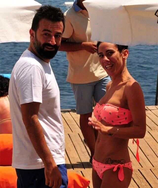 Gökçen Paprika, cesur kıyafetiyle Merve Özbey'in düğününe damga vurdu