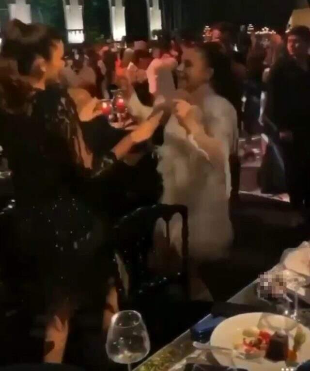 Hande Erçel ve Murat Dalkılıç, Merve Özbey'in düğünde karşılıklı dans etti