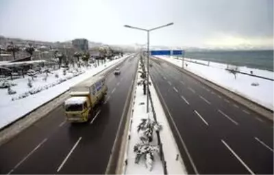 Karadeniz'de kar yaşamı olumsuz etkiliyor Karadeniz'de kar yaşamı olumsuz etkiliyor