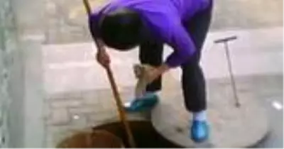 Dünya koronavirüs için alarm verirken Çin’den iğrenç görüntüler geldi! Mazgallardan atık yağ topluyorlar