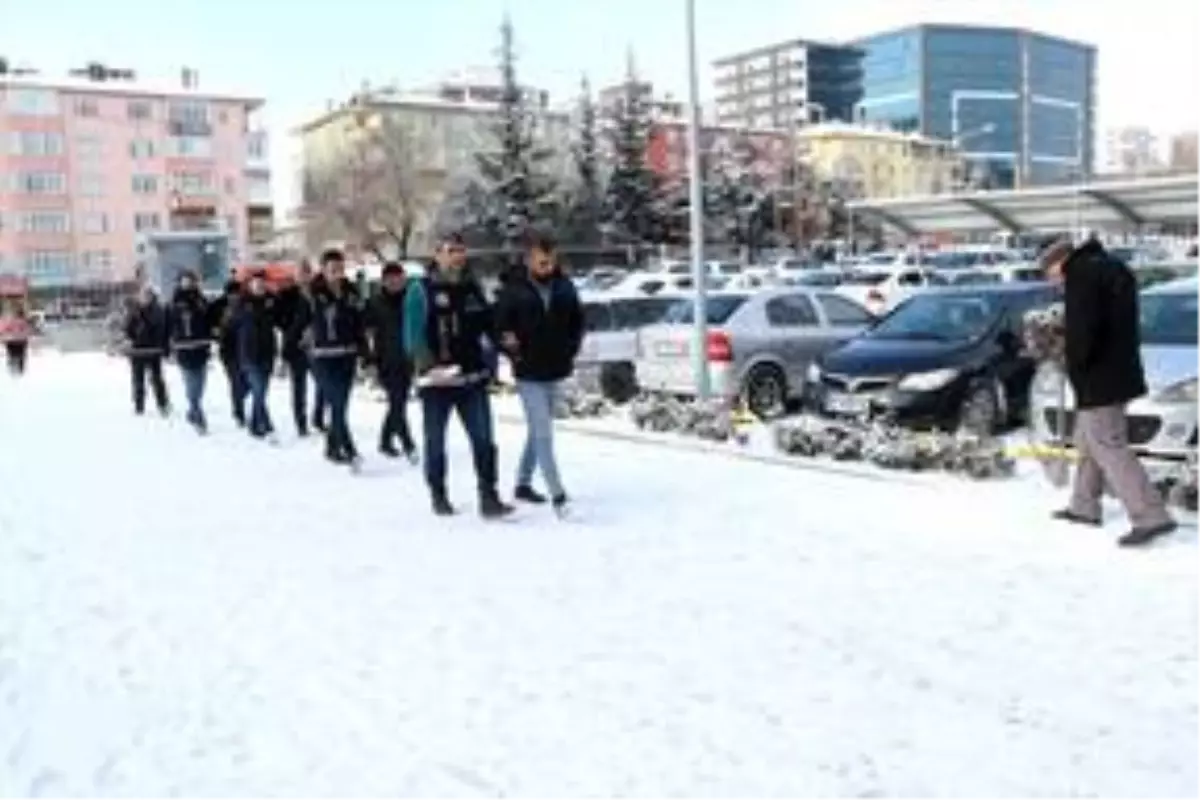 Niğde'deki ihaleye fesat karıştırma ve tefecilik operasyonunda yakalanan zanlılardan 8'i adliyede