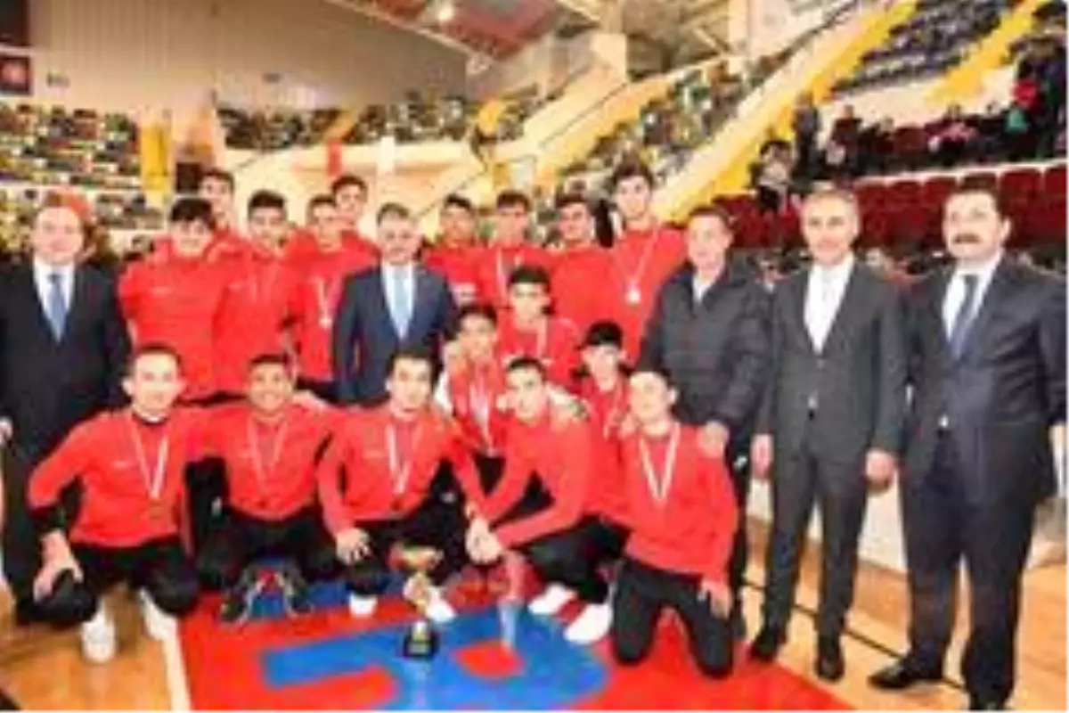 Okul sporlarında ödüller sahiplerini buldu