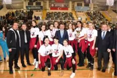 Okul sporlarında ödüller sahiplerini buldu Okul sporlarında ödüller sahiplerini buldu