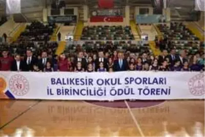 Okul sporlarında ödüller sahiplerini buldu Okul sporlarında ödüller sahiplerini buldu